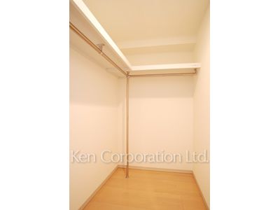 Walk-In Closet ※Photo of the same layout on 25 floor. Decoration and fixture may differ.