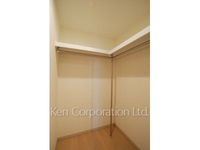 Walk-In Closet ※Photo of the same layout on 29 floor. Decoration and fixture may differ.