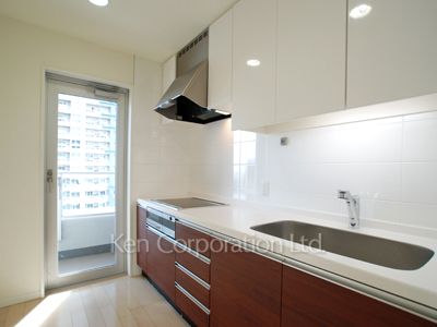 Kitchen ※Photo of the same layout on 17 floor. Decoration and fixture may differ.