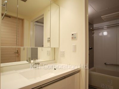 Powder Room ※Photo of the same layout on 17 floor. Decoration and fixture may differ.