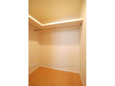 Walk-In Closet ※Photo of the same layout on 13 floor. Decoration and fixture may differ.