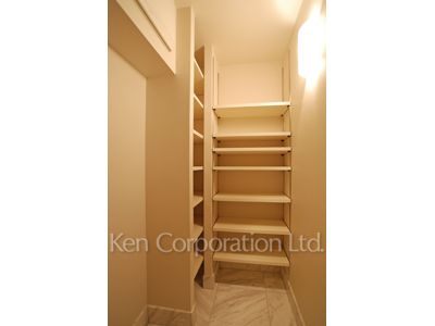 Shoes-In Closet ※Photo of the same layout on 13 floor. Decoration and fixture may differ.