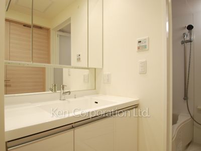 Powder Room ※Photo of the same layout on 18 floor. Decoration and fixture may differ.