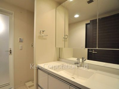 Powder Room ※Photo of the same layout on 19 floor. Decoration and fixture may differ.