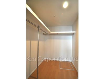 Walk-In Closet ※Photo of the same layout on 19 floor. Decoration and fixture may differ.