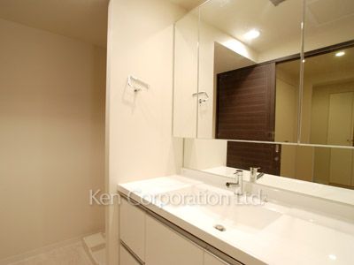 Powder Room ※Photo of the same layout on 10 floor. Decoration and fixture may differ.