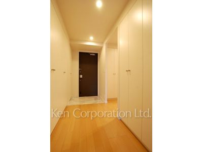 Entrance ※Photo of the same layout on 10 floor. Decoration and fixture may differ.