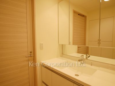Powder Room ※Photo of the same layout on 14 floor. Decoration and fixture may differ.