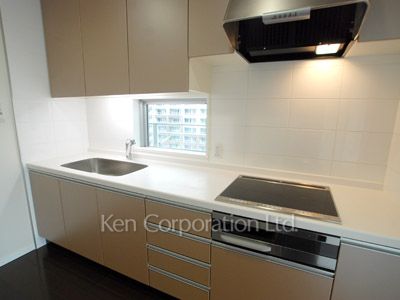 Kitchen ※Photo of the same layout on 9 floor. Decoration and fixture may differ.