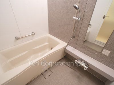 Bath ※Photo of the same layout on 9 floor. Decoration and fixture may differ.