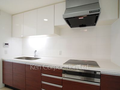Kitchen ※Photo of the same layout on 11 floor. Decoration and fixture may differ.