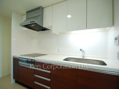 Kitchen ※Photo of the same layout on 14 floor. Decoration and fixture may differ.