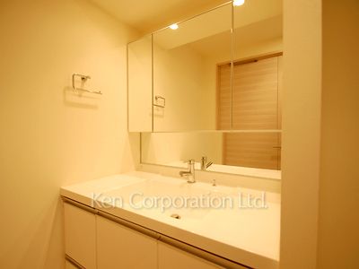 Powder Room ※Photo of the same layout on 14 floor. Decoration and fixture may differ.