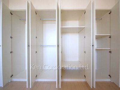 Closet ※Photo of the same layout on 14 floor. Decoration and fixture may differ.