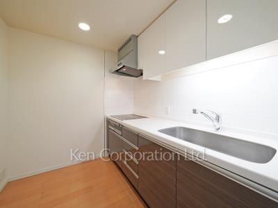 Kitchen ※Photo of the same layout on 16 floor. Decoration and fixture may differ.