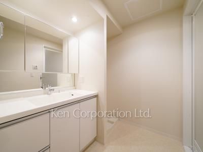 Powder Room ※Photo of the same layout on 16 floor. Decoration and fixture may differ.