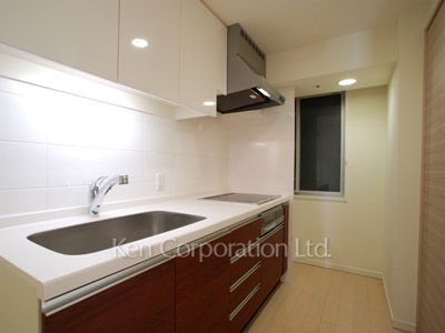 Kitchen ※Photo of the same layout on 18 floor. Decoration and fixture may differ.
