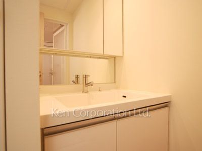 Powder Room ※Photo of the same layout on 18 floor. Decoration and fixture may differ.
