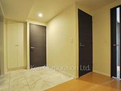 Entrance ※Photo of the same layout on 10 floor. Decoration and fixture may differ.