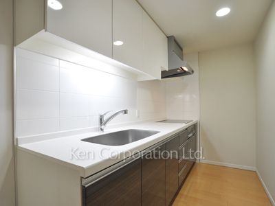 Kitchen ※Photo of the same layout on 10 floor. Decoration and fixture may differ.