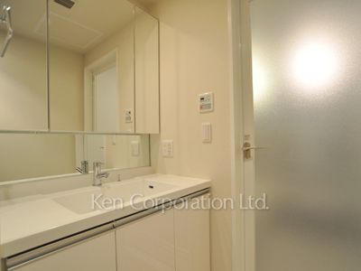 Powder Room ※Photo of the same layout on 10 floor. Decoration and fixture may differ.
