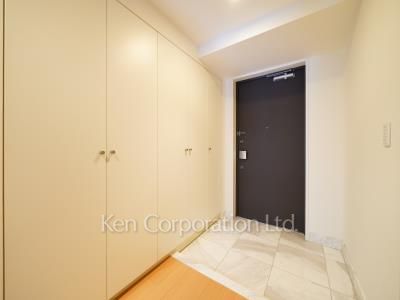 Entrance ※Photo of the same layout on 10 floor. Decoration and fixture may differ.