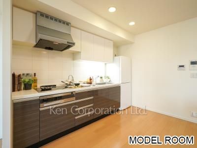 Kitchen ※Photo of the same layout on 10 floor. Decoration and fixture may differ.