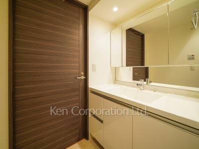Powder Room ※Photo of the same layout on 10 floor. Decoration and fixture may differ.