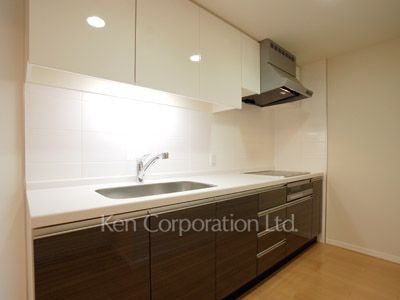 Kitchen ※Photo of the same layout on 7 floor. Decoration and fixture may differ.