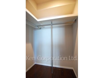 Walk-In Closet ※Photo of the same layout on 30 floor. Decoration and fixture may differ.