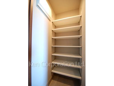 Shoes-In Closet ※Photo of the same layout on 30 floor. Decoration and fixture may differ.