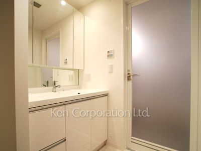 Powder Room ※Photo of the same layout on 29 floor. Decoration and fixture may differ.