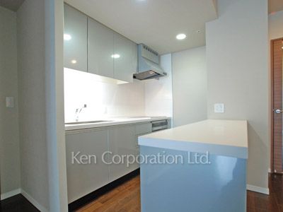 Kitchen ※Photo of the same layout on 30 floor. Decoration and fixture may differ.