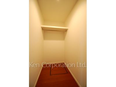 Walk-In Closet ※Photo of the same layout on 21 floor. Decoration and fixture may differ.
