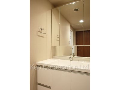Powder Room ※Photo of the same layout on 26 floor. Decoration and fixture may differ.