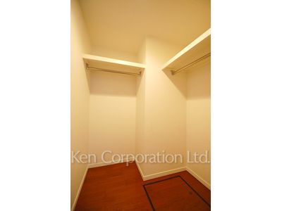 Walk-In Closet ※Photo of the same layout on 25 floor. Decoration and fixture may differ.