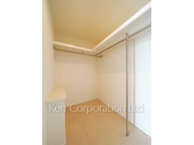 Walk-In Closet ※Photo of the same layout on 14 floor. Decoration and fixture may differ.