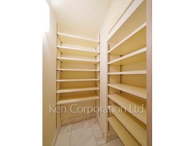 Shoes-In Closet ※Photo of the same layout on 14 floor. Decoration and fixture may differ.