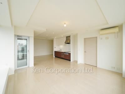Living-Dining ※Photo of the same layout on 14 floor. Decoration and fixture may differ.