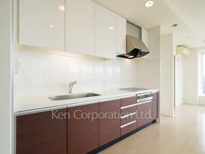 Kitchen ※Photo of the same layout on 14 floor. Decoration and fixture may differ.