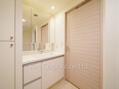 Powder Room ※Photo of the same layout on 14 floor. Decoration and fixture may differ.