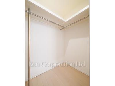 Walk-In Closet ※Photo of the same layout on 20 floor. Decoration and fixture may differ.