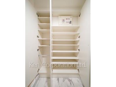 Shoes Closet ※Photo of the same layout on 20 floor. Decoration and fixture may differ.
