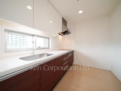 Kitchen ※Photo of the same layout on 20 floor. Decoration and fixture may differ.