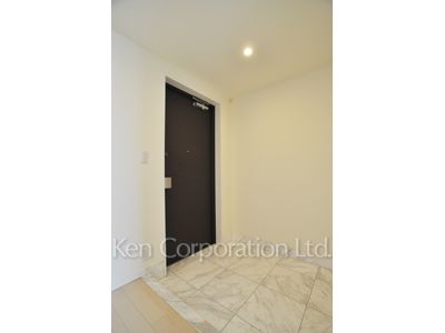 Entrance ※Photo of the same layout on 14 floor. Decoration and fixture may differ.