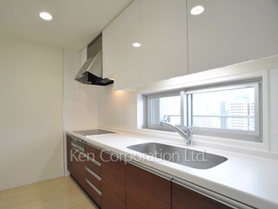 Kitchen ※Photo of the same layout on 14 floor. Decoration and fixture may differ.