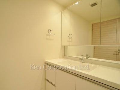 Powder Room ※Photo of the same layout on 14 floor. Decoration and fixture may differ.