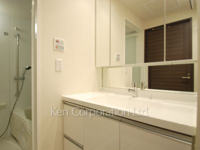 Powder Room ※Photo of the same layout on 19 floor. Decoration and fixture may differ.