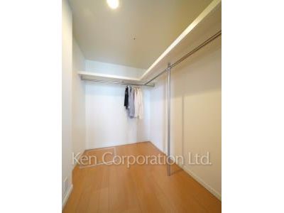 Walk-In Closet ※Photo of the same layout on 16 floor. Decoration and fixture may differ.