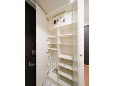 Shoes Closet ※Photo of the same layout on 16 floor. Decoration and fixture may differ.